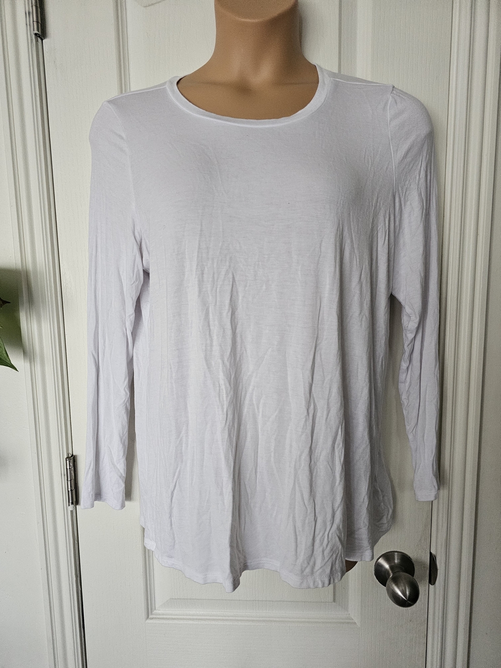 Torrid Sz 1 NWOT White Long Sleeve Crew Neck Tee